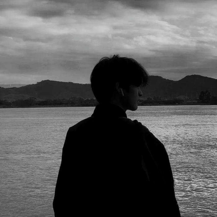 Hình avatar trắng đen tối giản bí ẩn