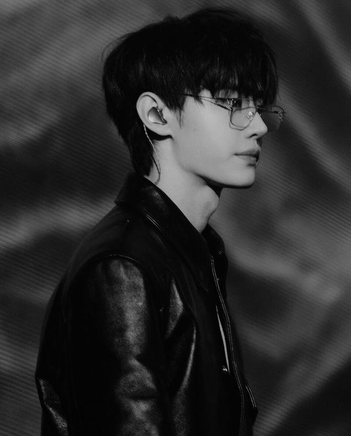 Hình avatar trắng đen tối giản cao cấp