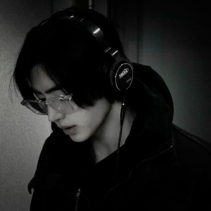 Hình avatar trắng đen tối giản cuốn hút