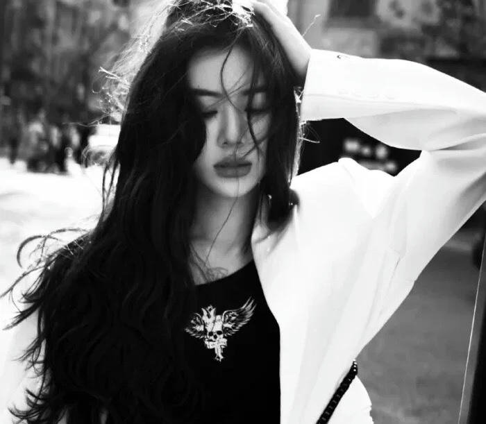 Hình avatar trắng đen tối giản đẹp