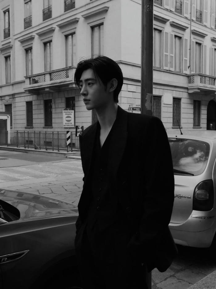 Hình avatar trắng đen tối giản độc đáo