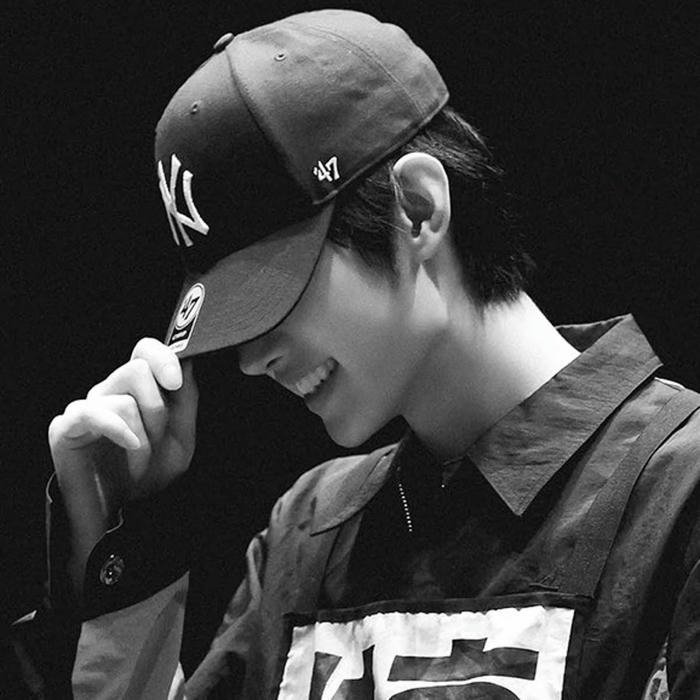 Hình avatar trắng đen tối giản nghệ thuật