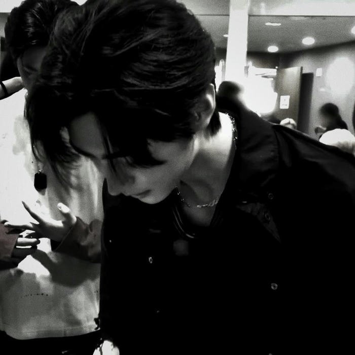 Hình avatar trắng đen tối giản nhẹ