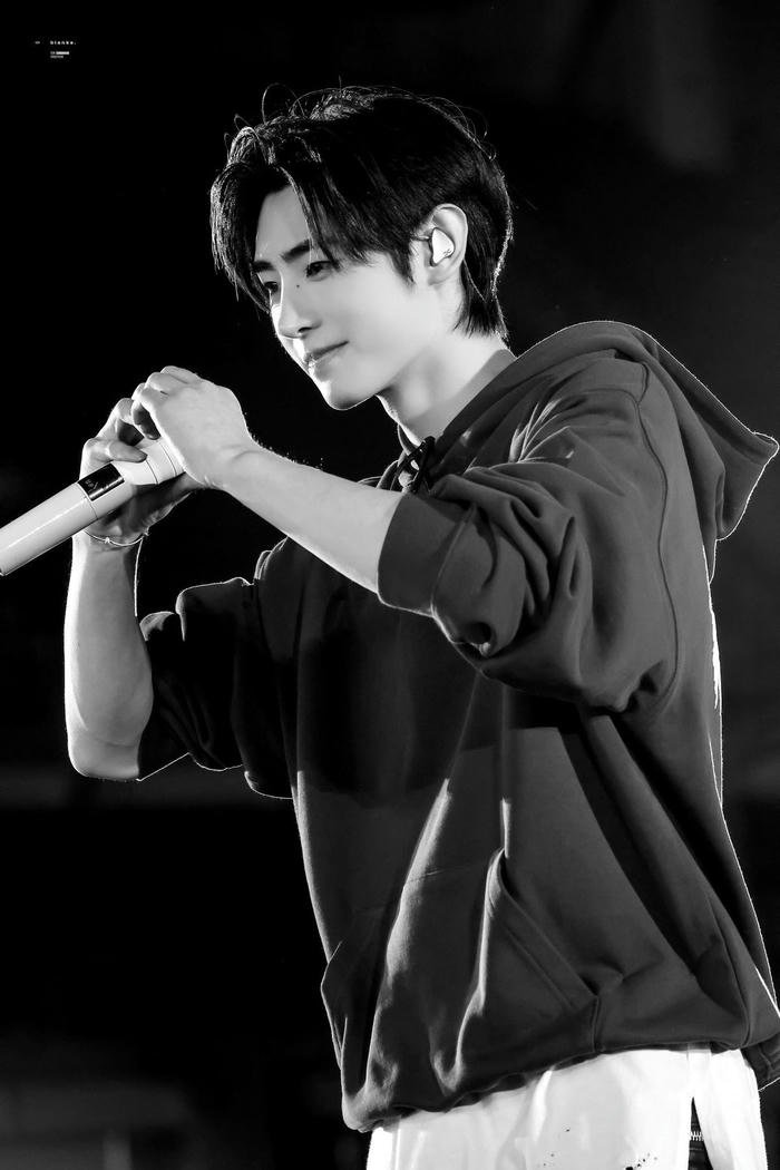 Hình avatar trắng đen tối giản thẩm mỹ