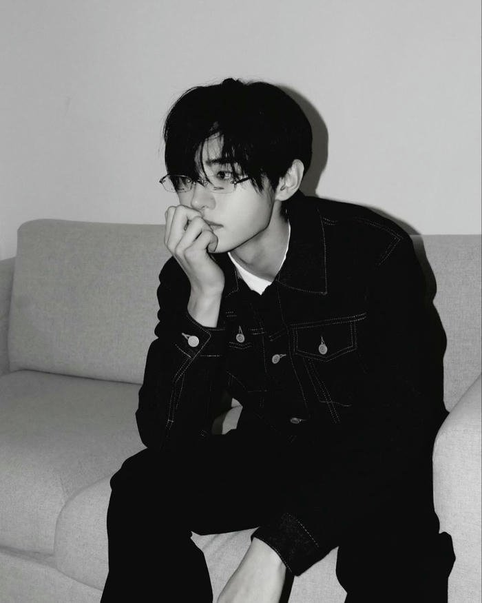 Hình avatar trắng đen tối giản trầm