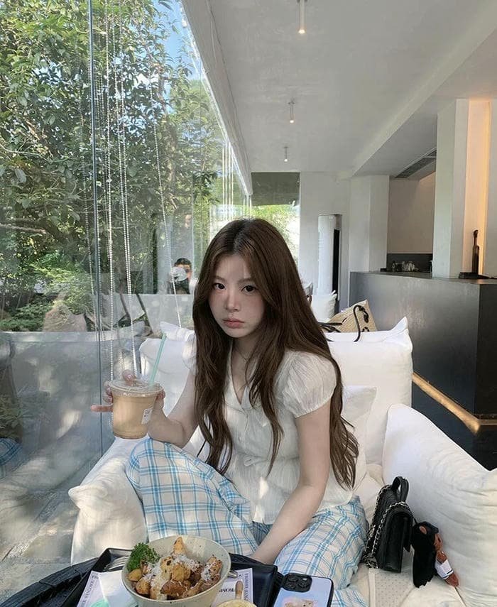 Hình đại diện girl xinh nhẹ nhàng bố cục trong