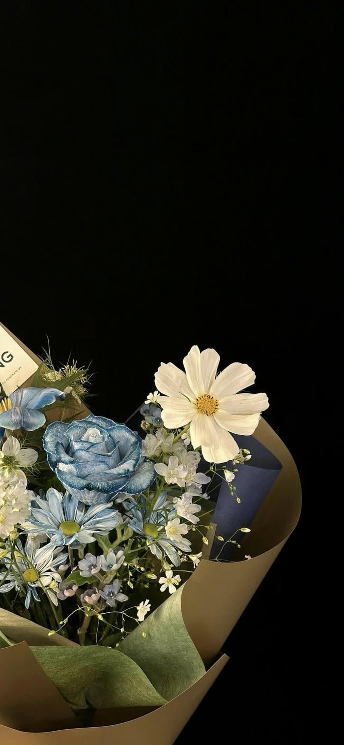 Nền tối sang trọng có bó hoa