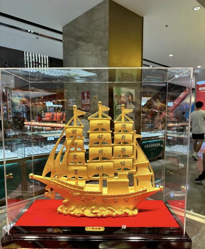 Phong thuỷ thuyền buồm rước lộc trang trọng