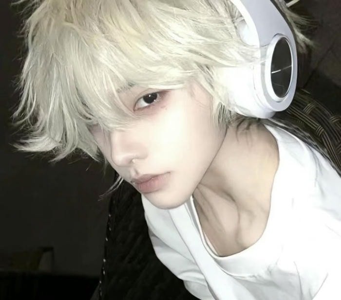 ánh nhìn sắc lạnh avatar nam tóc trắng