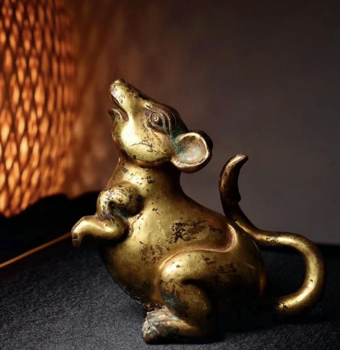 ánh sáng vàng từ linh vật