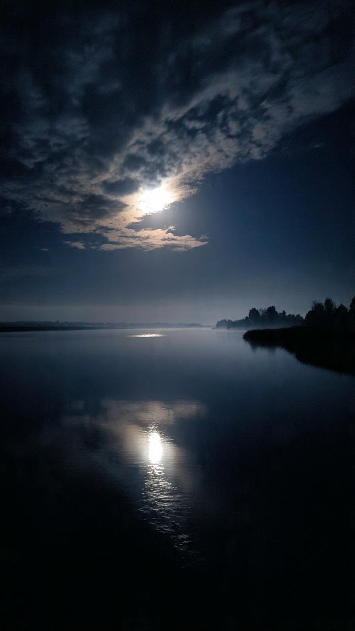 ảnh trăng và mây đen