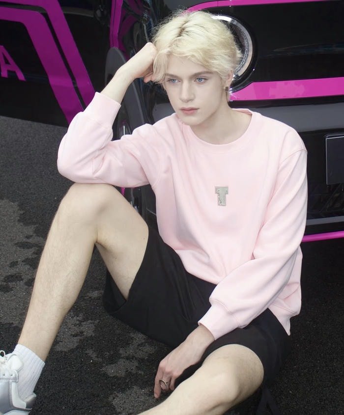 aura mạnh mẽ avatar nam tóc trắng