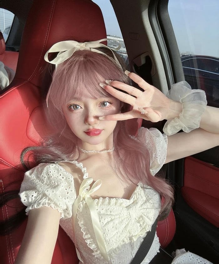 avatar cô gái tóc hồng ấn tượng