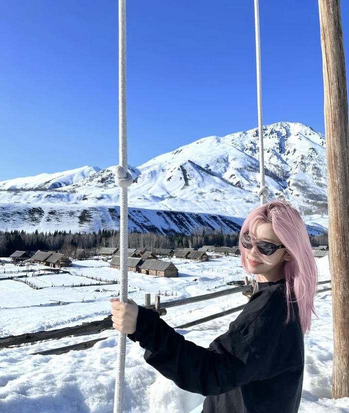 avatar cô gái tóc hồng độc đáo