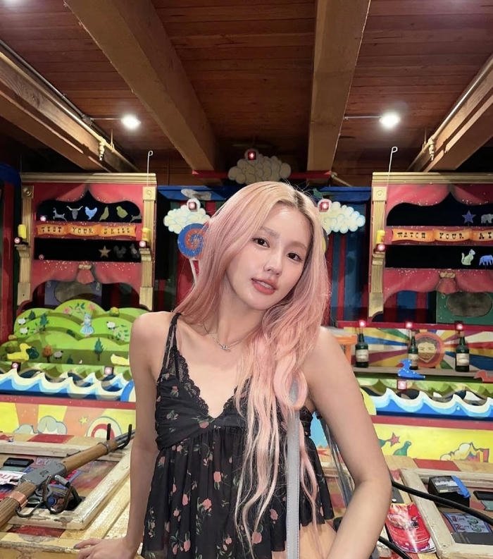 avatar cô gái tóc hồng nổi bật