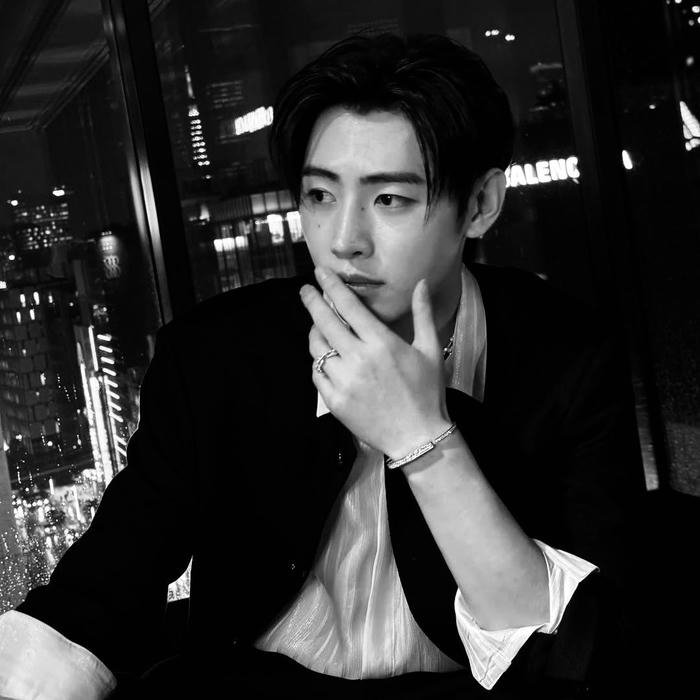 avatar trắng đen tối giản bí ẩn