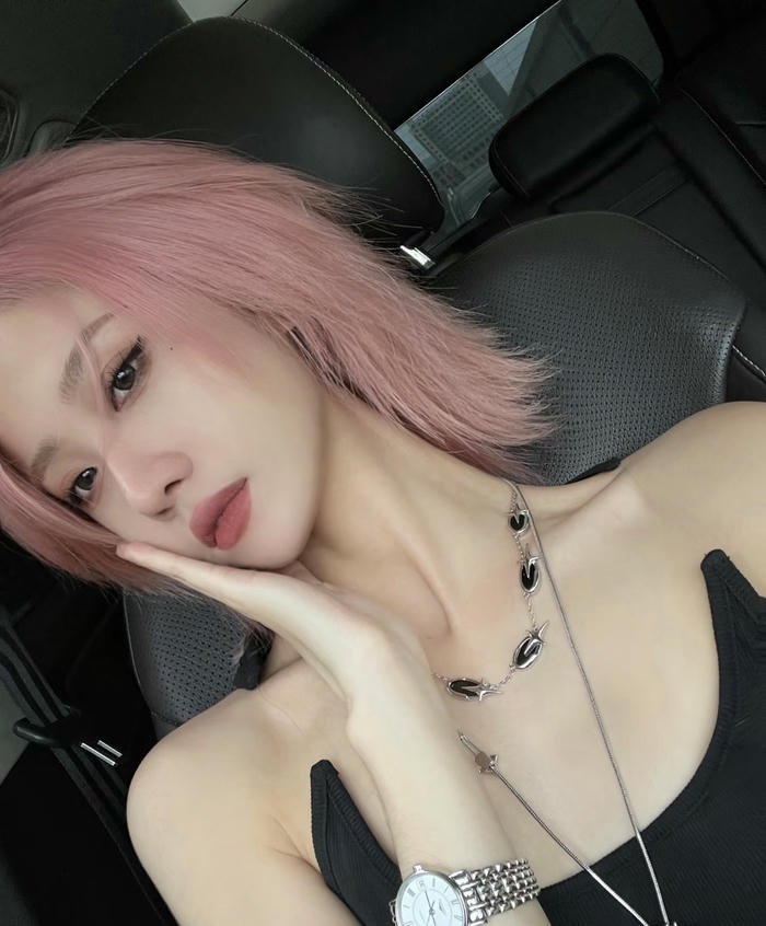 cô gái tóc hồng ánh mắt đẹp