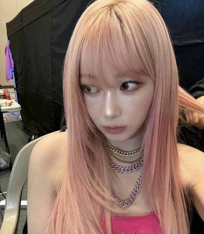 cô gái tóc hồng dáng xinh