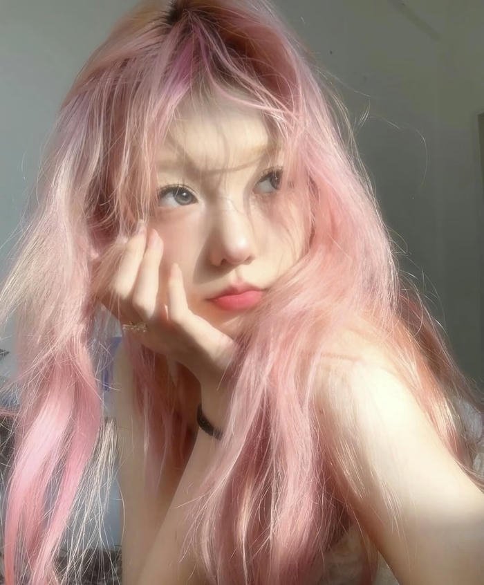 cô gái tóc hồng làm avatar