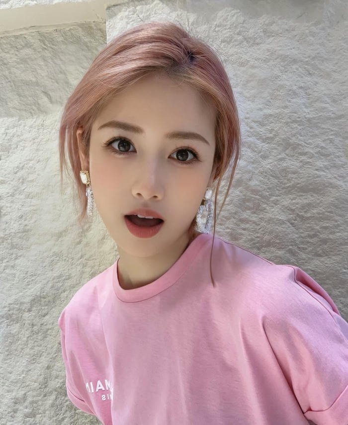 cô gái tóc hồng mang sắc ngọt