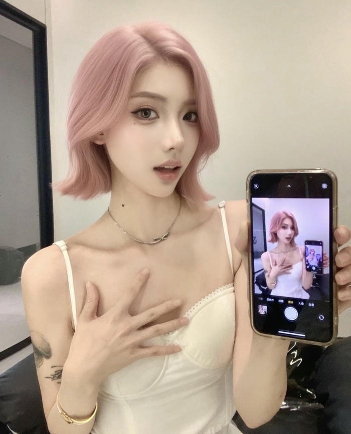 cô gái tóc hồng nổi bật