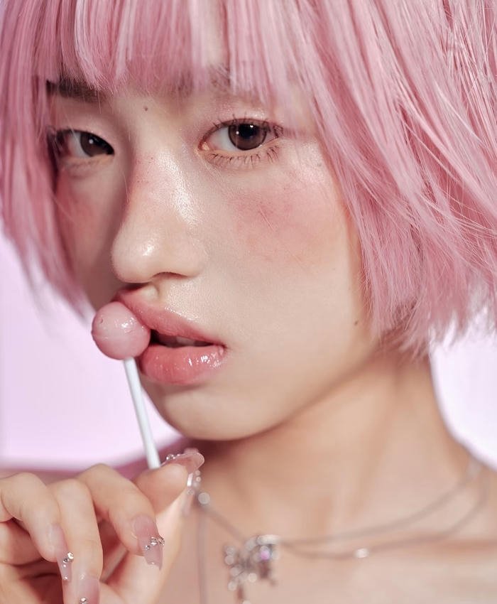 cô gái tóc hồng phong cách anime