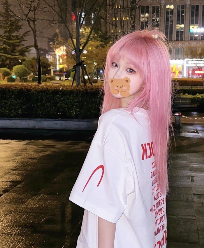 cô gái tóc hồng tiểu thư vibe