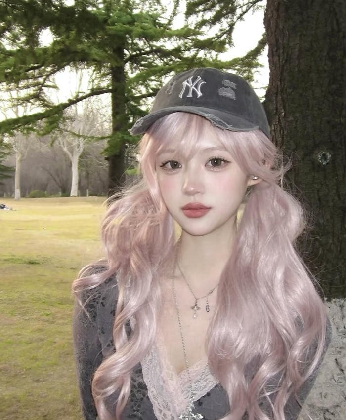 cô gái tóc hồng vibe dễ thương