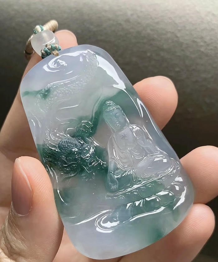 đá lục bảo mang vượng khí