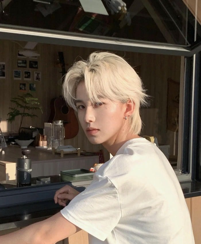 dáng vẻ mạnh mẽ avatar nam tóc trắng