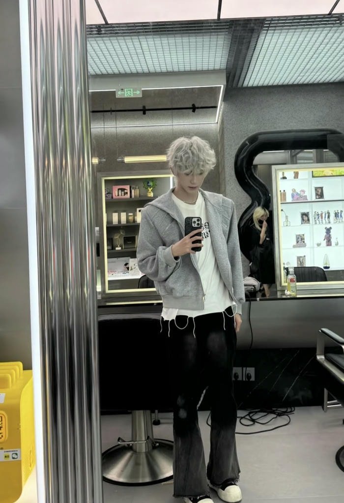 dáng vẻ thanh lịch avatar nam tóc trắng