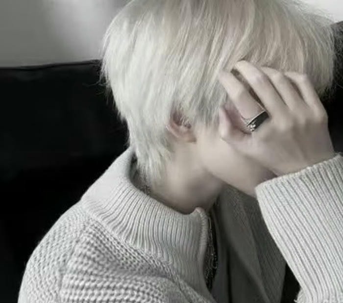 độ ngầu toát lên avatar nam tóc trắng