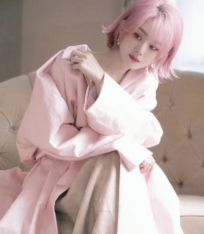 hình cô gái tóc hồng cá tính