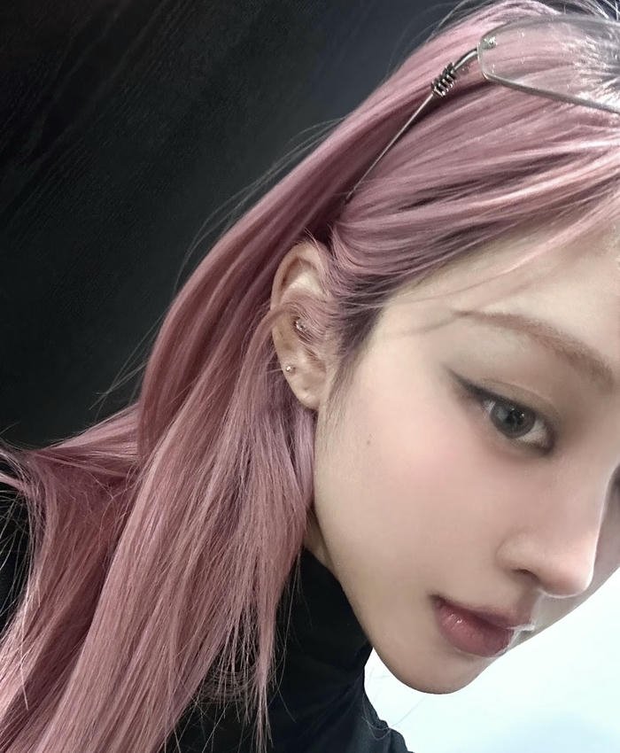 hình cô gái tóc hồng đơn giản