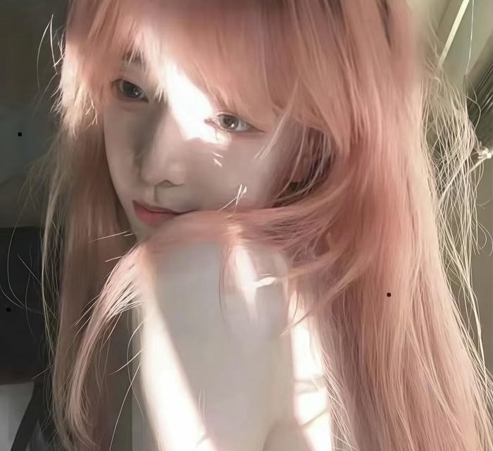 hình cô gái tóc hồng thu hút