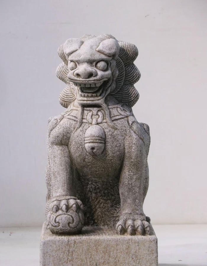 hình sư tử đá vững chãi