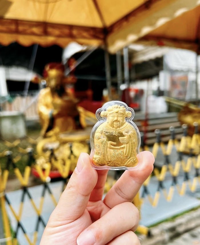 hình thần tài đứng chiêu lộc