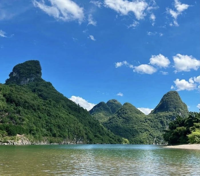 mẫu hồ nước mang khí an lành