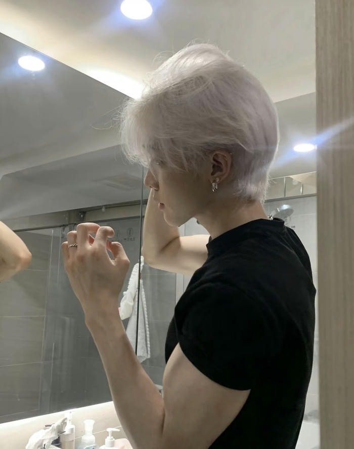 nét độc đáo từ avatar nam tóc trắng