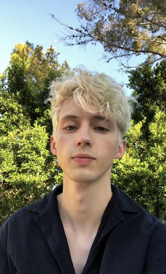 nét phong trần avatar nam tóc trắng