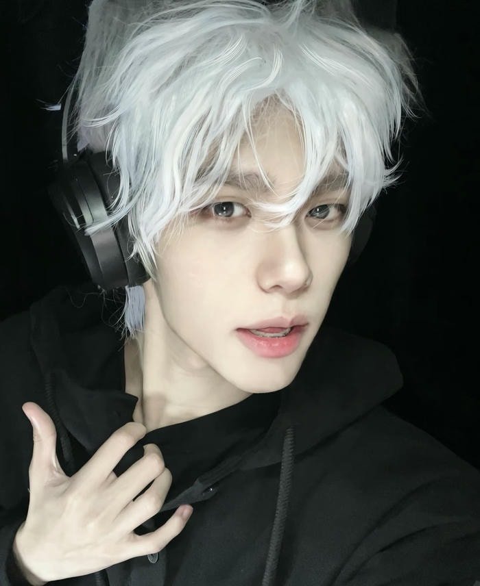 phong cách ngầu avatar nam tóc trắng