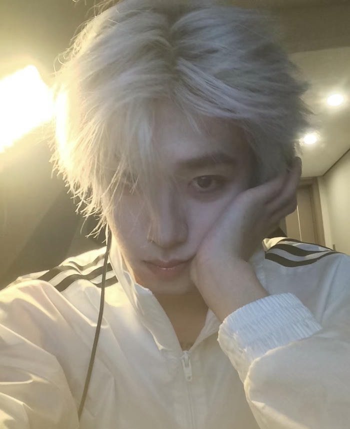 phong thái mạnh mẽ avatar nam tóc trắng