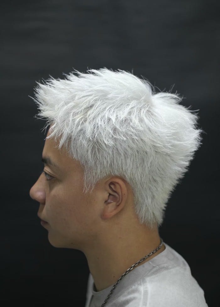 phong thái trưởng thành avatar nam tóc trắng