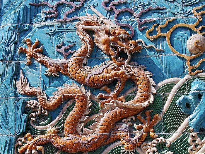 rồng trên tường thu hút lộc