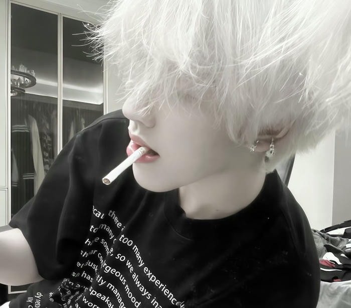 thần thái sắc bén avatar nam tóc trắng