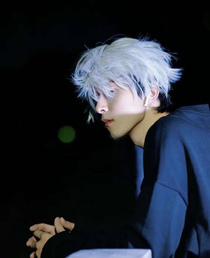 tóc trắng nổi bật trong avatar nam tóc trắng