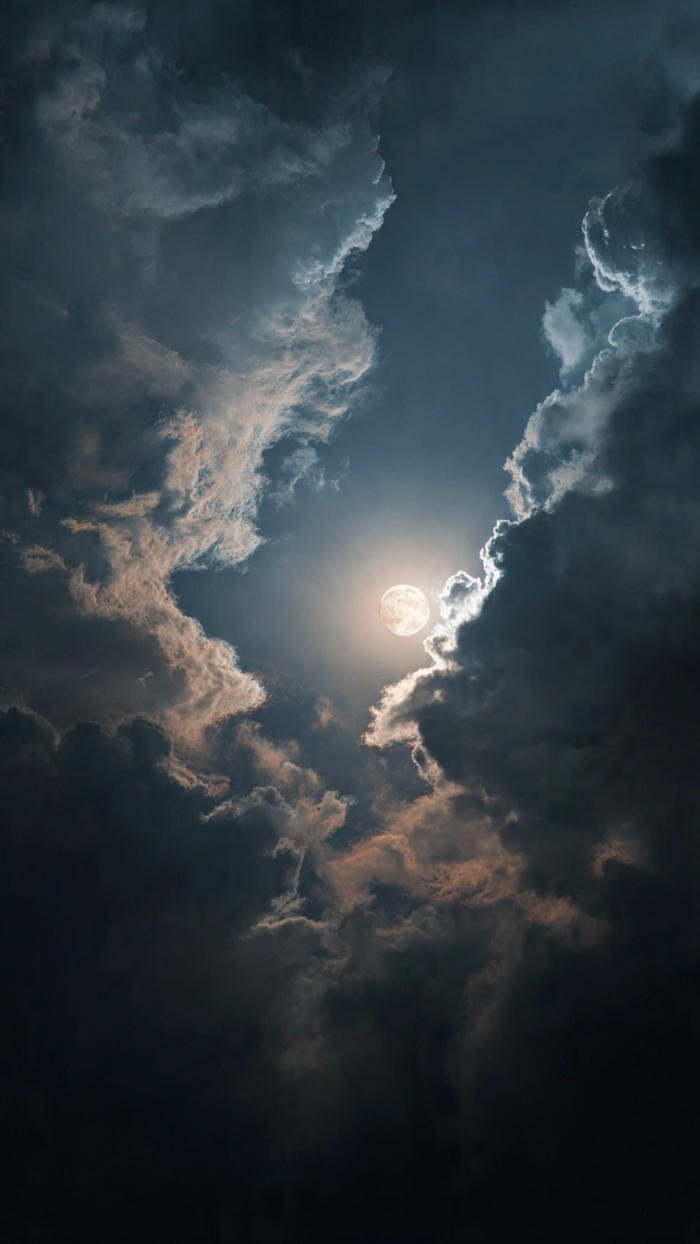 trăng chiếu qua mây