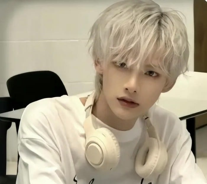 vẻ bí ẩn toát ra từ avatar nam tóc trắng