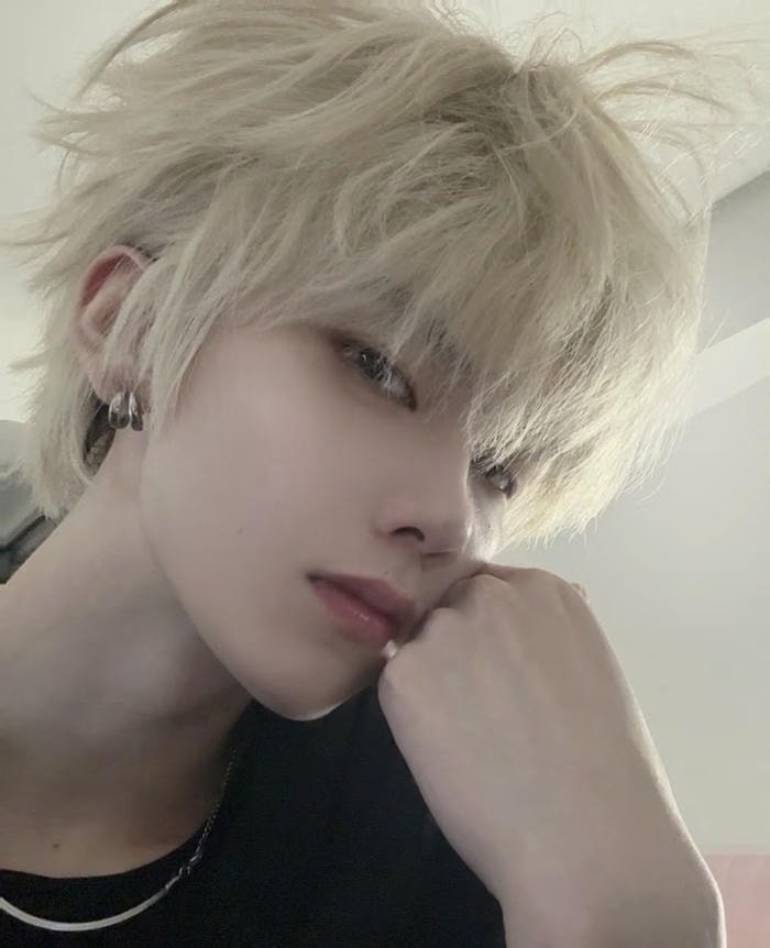 vẻ đẹp tối giản avatar nam tóc trắng