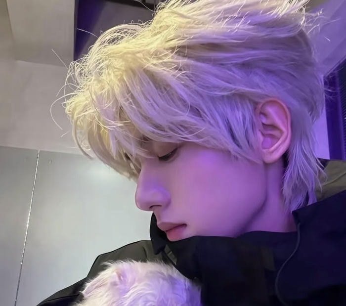 vẻ điềm tĩnh avatar nam tóc trắng